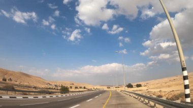 Güzel çöl manzarası. Eilat, İsrail yolunda araba sürüyor. Bir arabanın içinde. Paran Çölü. 4K görüntü