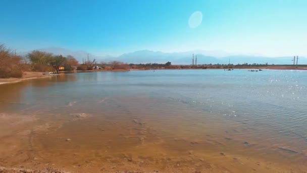 Фотосъемка озера с спокойной водой на фоне пустынных гор. От Эйлата, Израиль, до гор Акаба, Иордания. Высококачественные 4К кадры — стоковое видео