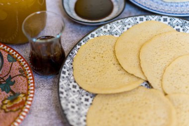 Katayef Katayef, genellikle Ramazan ayında servis edilen bir Arap tatlısıdır. Orta Doğu krepleri