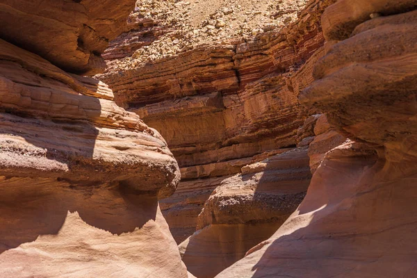 İsrail 'de Kızıl Kanyon ve Güney Bölgesi' nden Nahal Shani adında inanılmaz bir yer var. Muhteşem taş yapısı yüzünden ziyaret etmeye değer. 