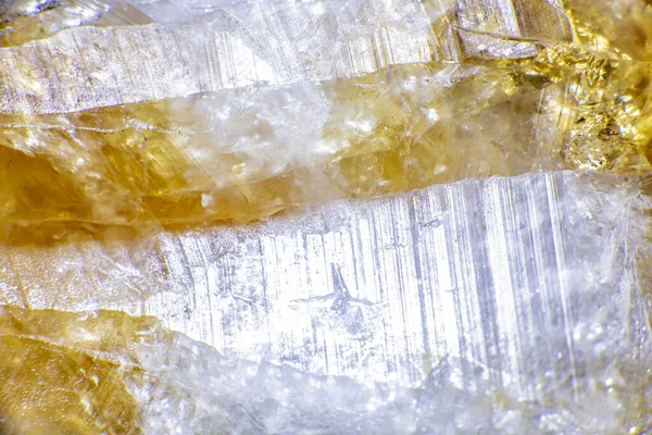 Természetes kőzetminta makró fotózása. Nyers kristály citrin sárga kvarc drágakő Brazíliából. Csillogó arany háttér — Stock Fotó
