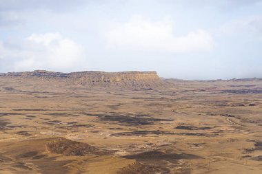 Ramon Krateri Makhtesh Ramon, dünyanın en büyüğü, kuzeyden çevreleyen yüksek kayalık yamaçtan, Ramon Doğa rezervi, Mitzpe Ramon, Negev Çölü, İsrail