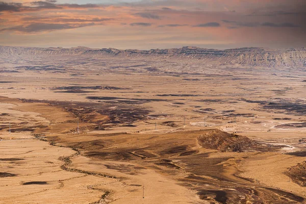 Ramon Crater Makhtesh Ramon, o maior do mundo, como visto a partir da borda alta penhasco rochoso em torno dele a partir do norte, Reserva Natural Ramon, Mitzpe Ramon, deserto de Negev, Israel — Fotografia de Stock