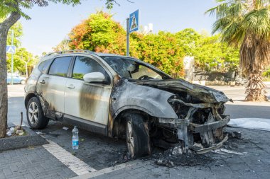 Yanmış araba yaklaş. Yangından sonraki araba, vandalizm suçu, ayaklanmalar. Kundaklama arabası. Hız yüzünden yoldaki bir kaza. Patlama. 