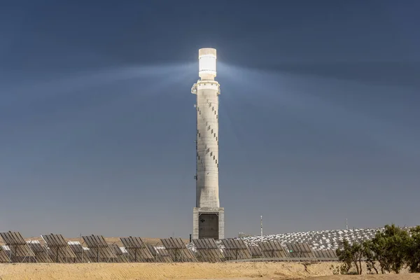 Güneş paneli yenilenebilir eko enerji alanı — Stok fotoğraf