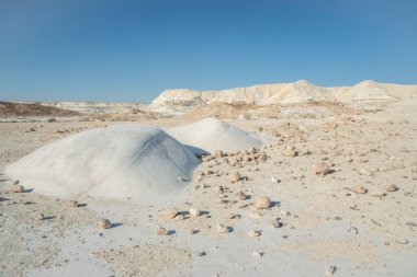 Güzel ay manzarası. Çölün ortasında çeşitli şekillerde düz ve düz tepeler. Beyaz, yuvarlak, dolambaçlı ve pürüzsüz tebeşir taşları. İsrail.