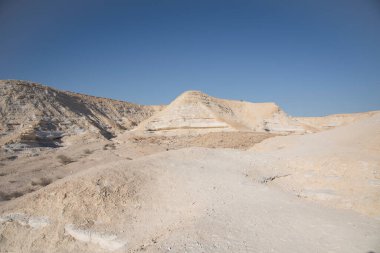Güzel ay manzarası. Çölün ortasında çeşitli şekillerde düz ve düz tepeler. Beyaz, yuvarlak, dolambaçlı ve pürüzsüz tebeşir taşları. İsrail.