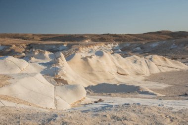 Güzel ay manzarası. Çölün ortasında çeşitli şekillerde düz ve düz tepeler. Beyaz, yuvarlak, dolambaçlı ve pürüzsüz tebeşir taşları. İsrail.