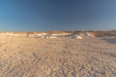 Güzel ay manzarası. Çölün ortasında çeşitli şekillerde düz ve düz tepeler. Beyaz, yuvarlak, dolambaçlı ve pürüzsüz tebeşir taşları. İsrail.