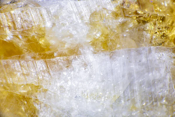 Макро-зйомка природного зразка каменів. Червоний кристал жовтого кварцу з Бразилії. Золоте тло. — стокове фото