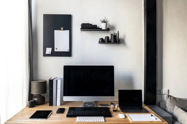 Bovenaanzicht van een houten bureau met kantoorbenodigdheden geplaatst. Engels toetsenbord — Stockfoto