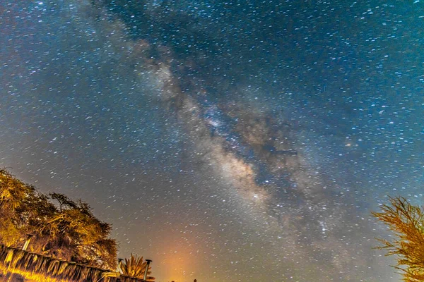 Lange blootstelling aan sterren veroorzaakt lichte sporen. Het Melkwegstelsel. Nizana, Israël — Stockfoto