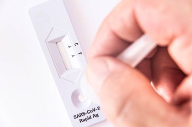 COVID-19 Antijen Test Kendini Test Kiti, eczanede satılıyor. Test cihazı steril bez, tampon tüp. Yakın görünüm