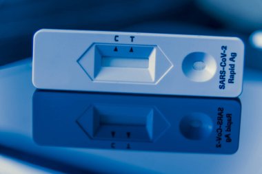 COVID-19 Antijen Test Kendini Test Kiti, eczanede satılıyor. Test cihazı steril bez, tampon tüp. Yakın görünüm