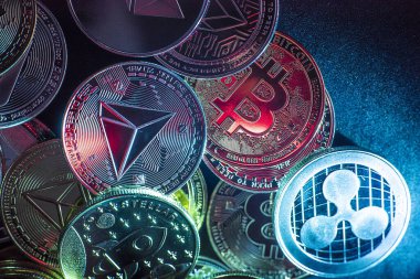 Yukarıdan siyah arka planda görülen Bitcoin, dogecoin ve ethererum gibi kripto para birimlerinin yatay görünümü