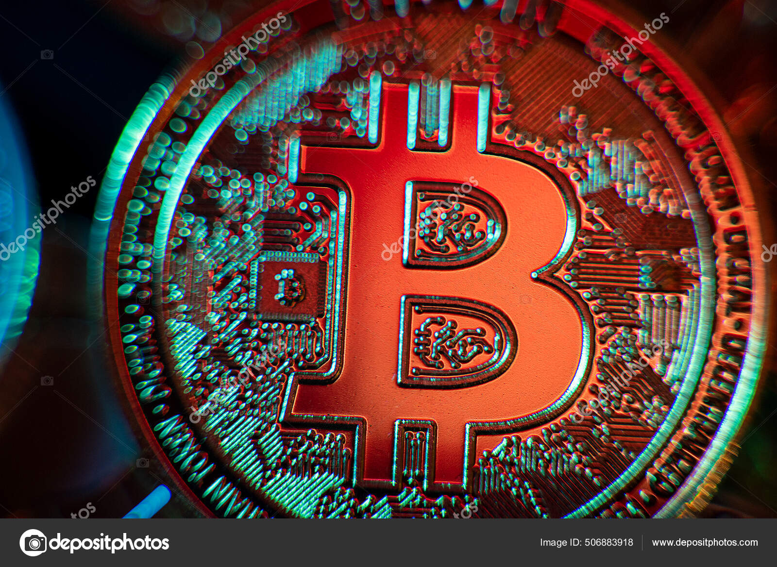 위에서 검은 배경에서 볼 수있는 비트코인 , dogecoin, ethererum 을 포함하여 암호 화폐 토큰의 수평 사진 — 스톡  에디토리얼 사진 © avirozen #506883918