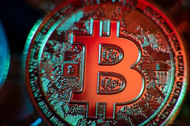 Yukarıdan siyah arka planda görülen Bitcoin, dogecoin ve ethererum gibi kripto para birimlerinin yatay görünümü