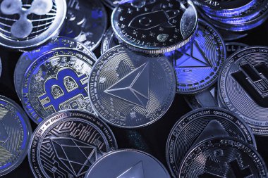 Bitcoin, Tron ve Dash 'in de dahil olduğu şifreli para jetonlarının yatay görünümü yukarıdan siyah bir arkaplanda görüldü