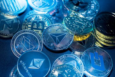 Bitcoin, Tron ve Dash 'in de dahil olduğu şifreli para jetonlarının yatay görünümü yukarıdan siyah bir arkaplanda görüldü