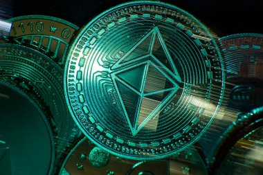 Ethereum da dahil olmak üzere şifreli para biriminin yatay görünümü ışık yollu siyah bir arkaplanda