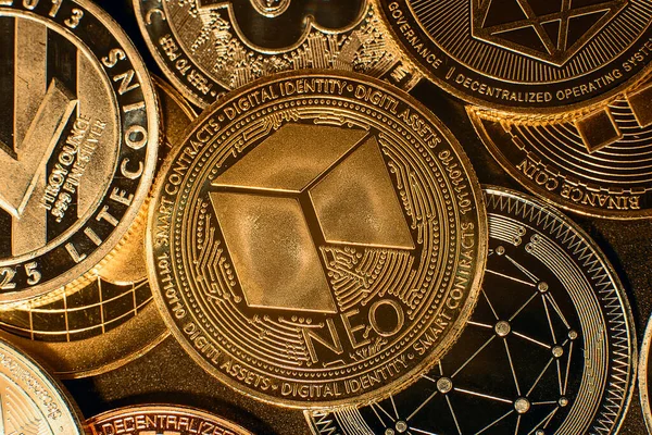 Vista horizontal de tokens criptomoneda, incluyendo NEO, Bitcoin, dogecoin, y Ethereum vio desde arriba sobre un fondo negro — Foto de Stock
