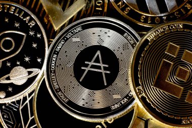 ADA, CARDANO, Bitcoin, STELLAR, LUMEN, XPR, BNB, BINANCE COIN ve yukarıdan görülen ethererum gibi kripto para birimlerinin yatay görünümü