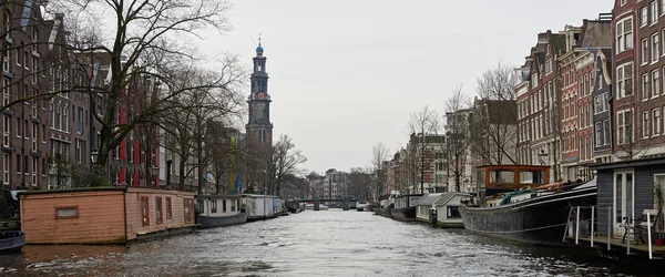 Grachten en huizen in Amsterdam, Nederland — Stockfoto