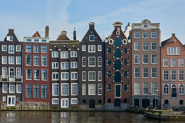 Casas de canal em Amsterdam, Países Bajos — Fotografia de Stock