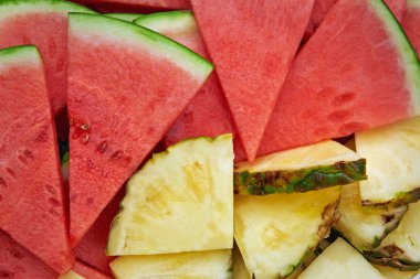 Dilimlenmiş ananas ve karpuz