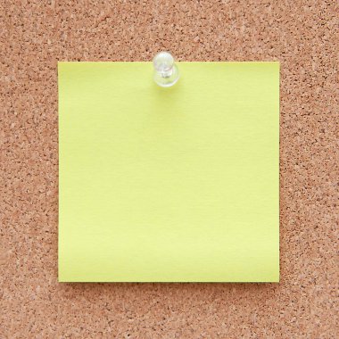Bir corkboard üzerinde sarı Not
