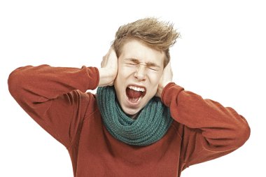Genç adam onun kulakları ve çığlık kapsayan
