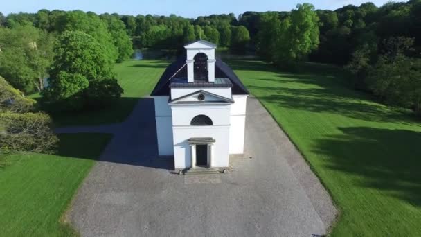 Vista aérea de la iglesia de Hoersholm situada en Dinamarca — Vídeo de stock