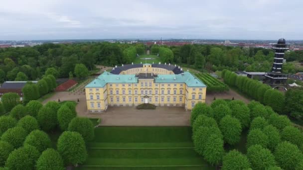 Vista aérea del Palacio Frederiksberg situado en Dinamarca — Vídeo de stock