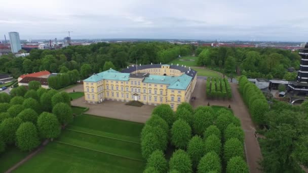 Luchtfoto van Frederiksberg Palace gevestigd in Denemarken — Stockvideo