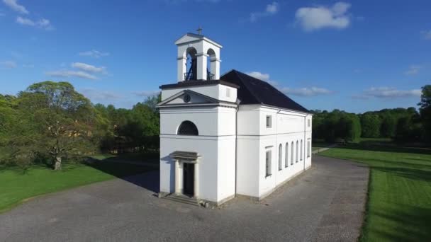 Veduta aerea della chiesa Hoersholm situata in Danimarca — Video Stock