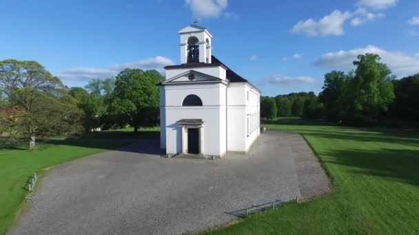 Veduta aerea della chiesa Hoersholm situata in Danimarca — Video Stock