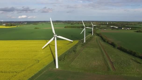 Vista aérea das turbinas eólicas — Vídeo de Stock