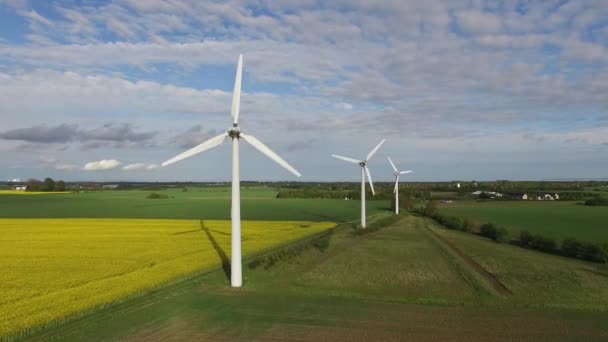 Vista aérea de los aerogeneradores — Vídeo de stock