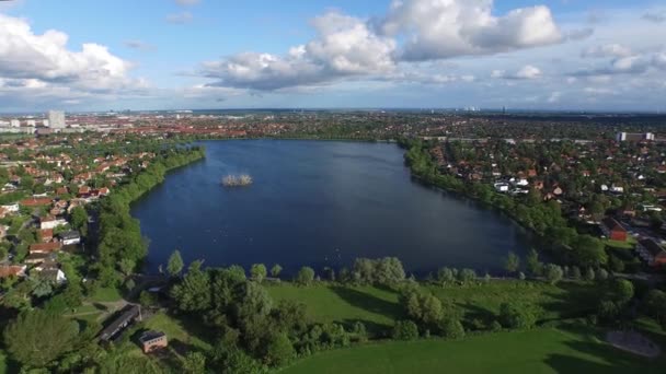 Vista aérea do lago Damhus, Dinamarca — Vídeo de Stock