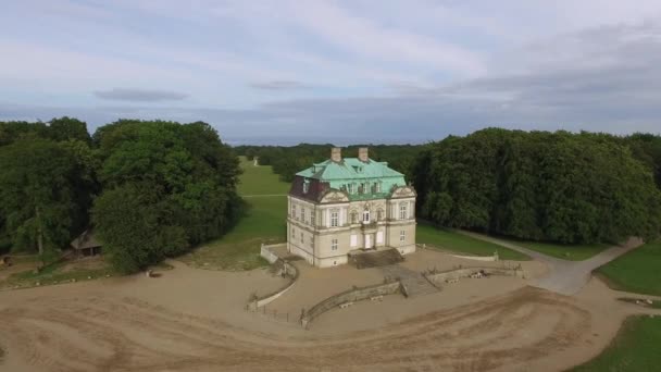 Vista aérea del Palacio del Hermitage, Dinamarca — Vídeo de stock