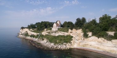 Stevns cliff ve Hoejerup eski kilise, Danimarka havadan görünümü