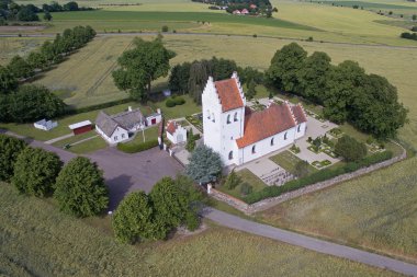 Danimarka Krogstrup Kilisesi'nin havadan görünümü
