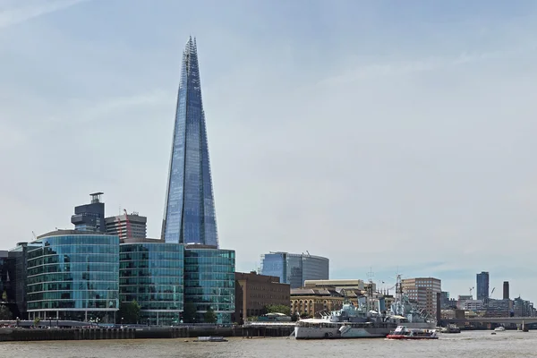 London waterfront, Inglaterra con cielos azules en el fondo — Foto de Stock