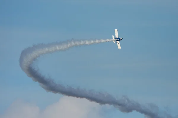 Letadlo s kouřem — Stock fotografie