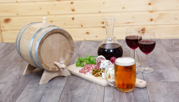 Şarap ve peynir, et ve meyve.