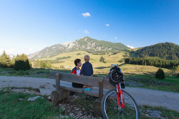 Junge Familie ruht sich aus. — Stockfoto