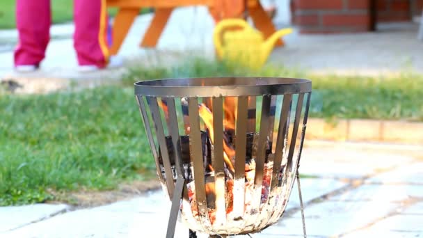 La chimenea abierta al aire libre . — Vídeo de stock