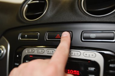 Acil durum düğmesine araba kontrol panelinde 