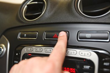 Acil durum düğmesine araba kontrol panelinde 