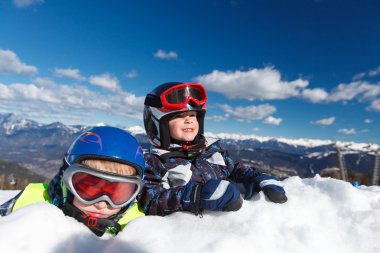 İki genç kayakçı